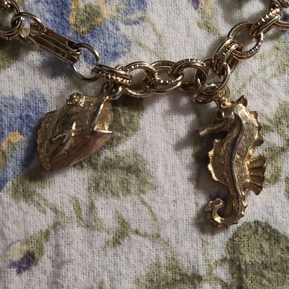 EUC GOLD-TONE NAUTICAL CHARM BRACELET - Picture 5 of 8